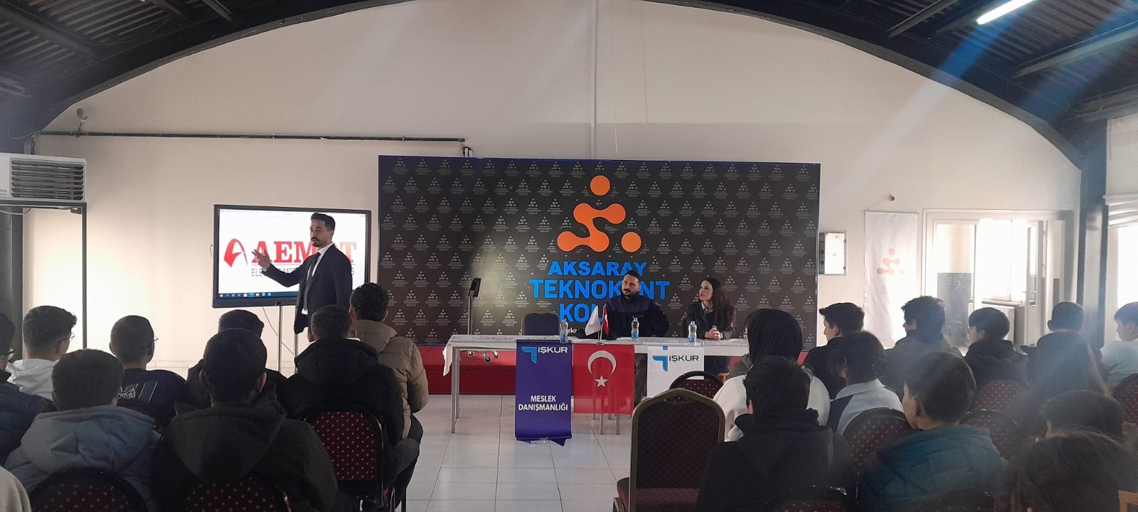 İşkur ve  AEMOT 'un kariyer günleri kapsamında yaptığı seminer